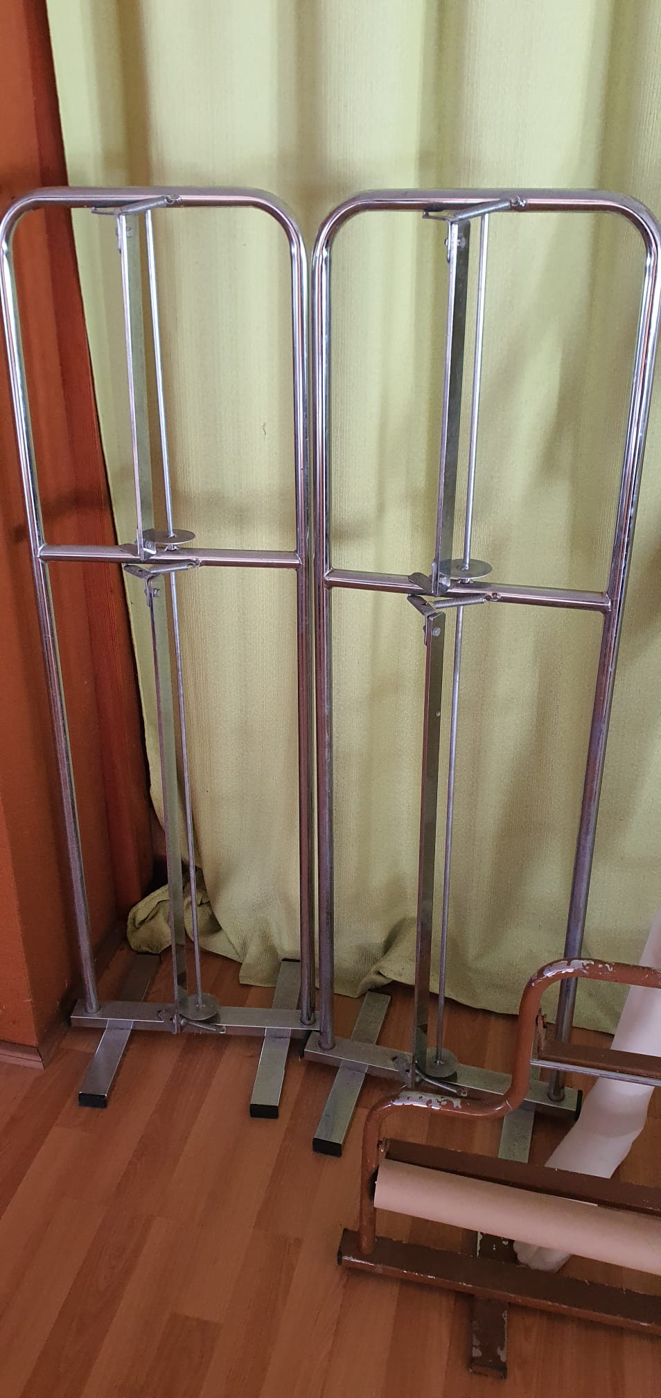 MOBILIARIO DE TIENDA DE ROPA CALZADO PERFUMERÍA Y HOGAR